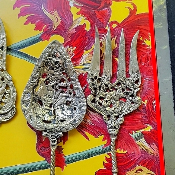 Set of 4 antique reproduction Renaissance serve ware. - Picture 3 of 5